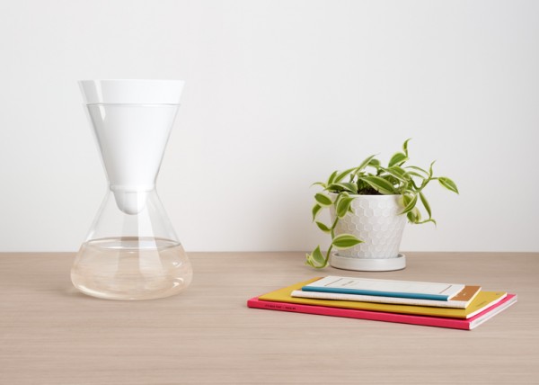 dezeen_Carafe-and-water-filter-by-Soma_6bann