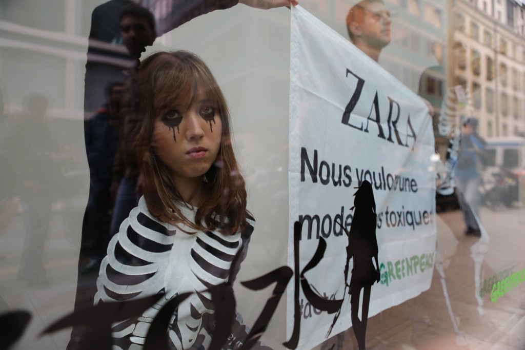 Aktion "Detox" von Greenpeace, November 2012 bei Zara in Genf. ©Greenpeace/alban Kakulya